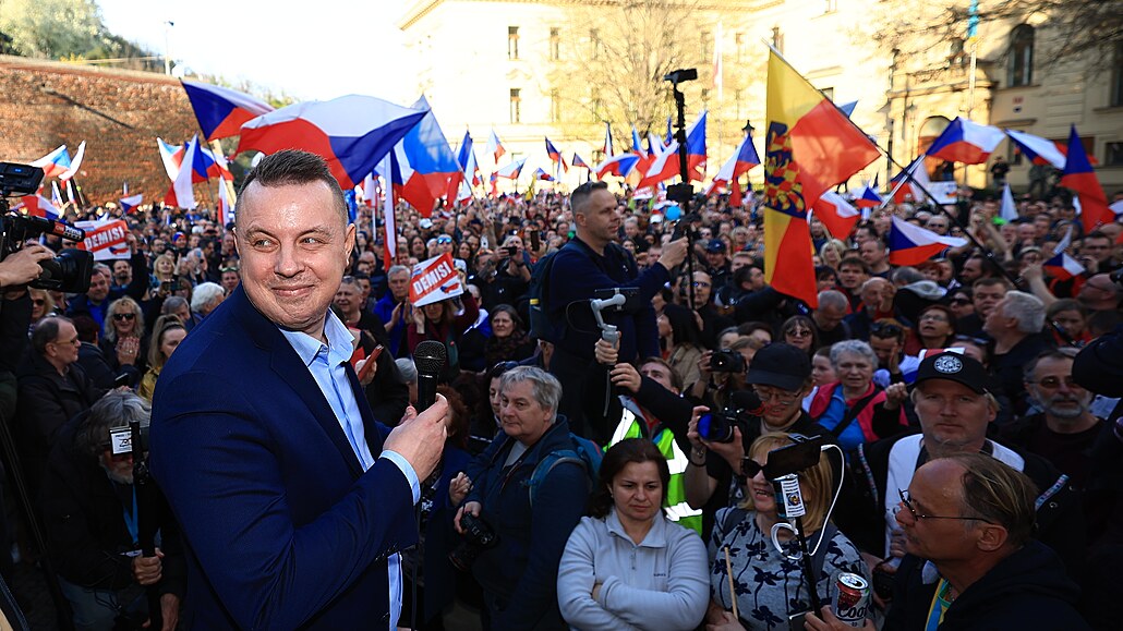 Protestní pochod ú�astník� demonstrace ��esko proti bíd� z Václavského nám�stí...