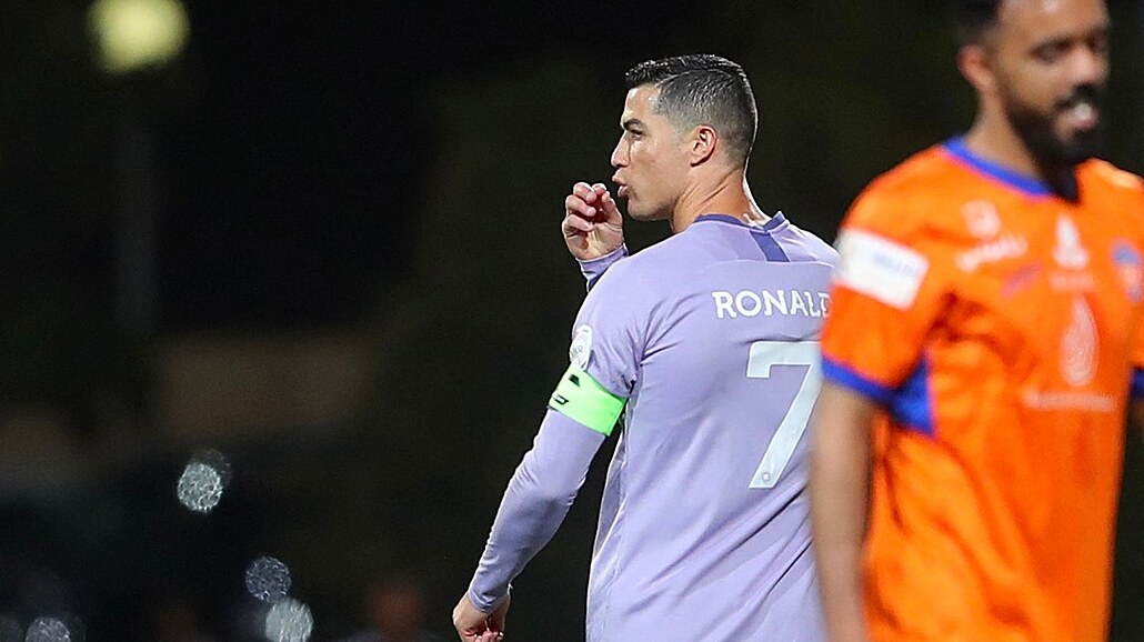 Cristiano Ronaldo v dresu an-Nasru gestikuluje na konci zápasu saúdskoarabské...