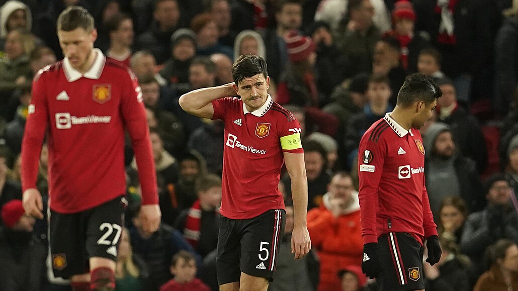 Harry Maguire (druhý zleva) se spoluhrá�i z Manchesteru United rozdýchávají...