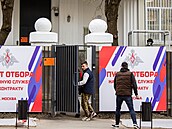 Muži vcházejí do náborového centra pro smluvní službu v Moskvě. (13. dubna 2023)