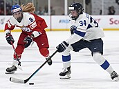 �eská hokejistka Tereza Pi�t�ková (vpravo) brání Finku Sofiannu Sundelinovou.