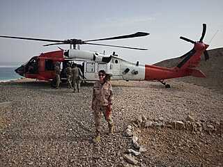 Kapitánka Petra Olaníková na Sinaji po výstupu z vrtulníku BlackHawk.
