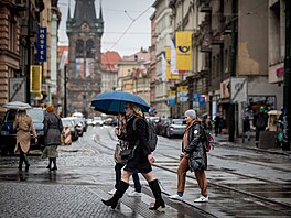 Pra�ané na Karlov� most� v de�ti. (14. dubna 2023)