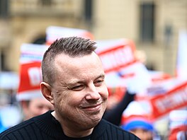 Svolavatel demonstrace esko proti bíd Jindich Rajchl ped sídlem vlády....