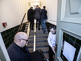 Bývalý prezident Milo Zeman na schodech ped svou nov otevenou kanceláí v...