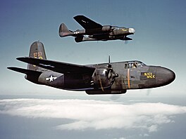Northrop YP-61 Black Widow (výe) a Douglas P-70
