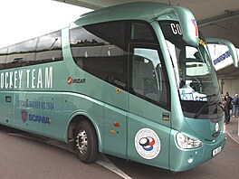 Autobus eských hokejist pro domácí ampionát v roce 2004.