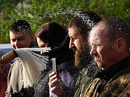 Pokropit vojáky svcenou vodou se vydal i knz ve Slovjansku. (15. dubna 2023)