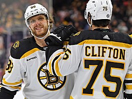 David Pastr�ák (88) a Connor Clifton (75) z Boston Bruins se radují.