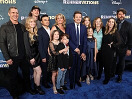Jeremy Renner s rodinou na premiée poadu Rennervations (Los Angeles, 11....
