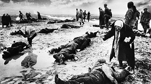 Hoe. Nejslavnj fotka Dmitrije Baltermance vznikla bhem Kersko-feodosijsk operace, bhem kter se Rud armda v roce 1942 vylodila na vchod Krymu.   