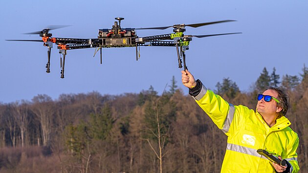 Konstruktr Martin Suchomel testuje speciln dron pro Severoesk muzeum v Liberci