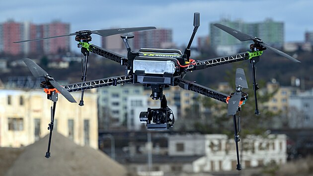 Dron pro Severoesk muzeum v Liberci z konstruktrsk dlny TXrobotics nese zazen pro fotogrametrii.