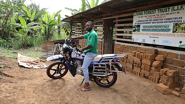 Na snmku je vedouc farmy Michel Michel Nchungui s motorkou, kterou jsme pro...