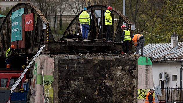 Dlnci nemontuj eleznin most na Vstaviti. (15. dubna 2023)