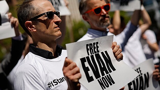 Protest novin ve Washingtonu proti zadrovn jejich kolegy Evana Gershkoviche Ruskem. (12. dubna 2023)