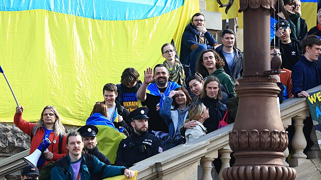 Starosta praskch eporyj Pavel Novotn (uprosted) na schodech Nrodnho muzea bhem demonstrace na Vclavskm nmst. (16. dubna 2023)