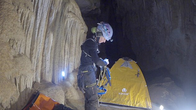 panlsk alpinistka Beatriz Flaminiov strvila v izolaci v jeskyni 500 dn, m pekonala svtov rekord.