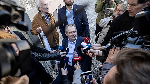 Bval prezident Milo Zeman pijd do sv nov oteven kancele v praskch Dejvicch a odpovd na dotazy novin. (19. dubna 2023)