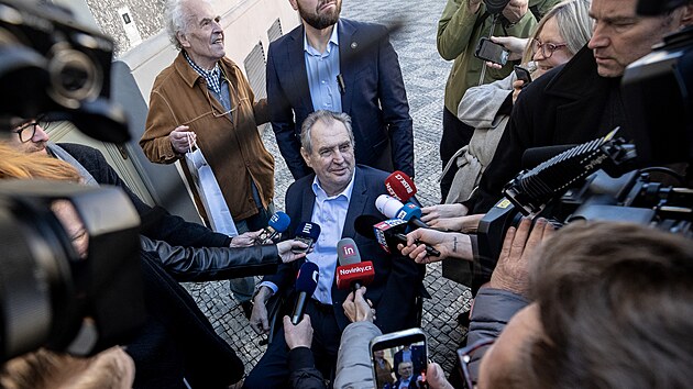 B�val� prezident Milo� Zeman p�ij�d� do sv� nov� otev�en� kancel��e v pra�sk�ch Dejvic�ch a odpov�d� na dotazy novin���. (19. dubna 2023)