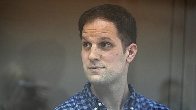Reportr Wall Street Journal Evan Gershkovich stoj ve sklenn kleci v soudn sni moskevskho mstskho soudu. (18. dubna 2023)