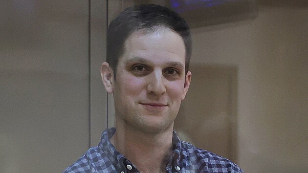 Reportér Wall Street Journal Evan Gershkovich, který byl zadržen v březnu během reportážní cesty a obviněn ze špionáže, stojí za skleněnou stěnou pro obžalované před soudním slyšením o odvolání proti jeho zadržení v Moskvě. (18. dubna 2023)