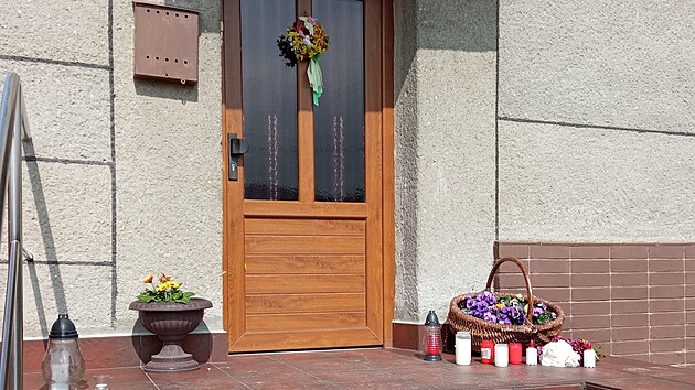 V rodinn�m dom� v osad� Bo�kov v Ol�ovci na P�erovsku se odehr�la rodinn� trag�die. Sn�mek smute�n�ch v�nc� a sv��ek je ze 17. dubna 2023.