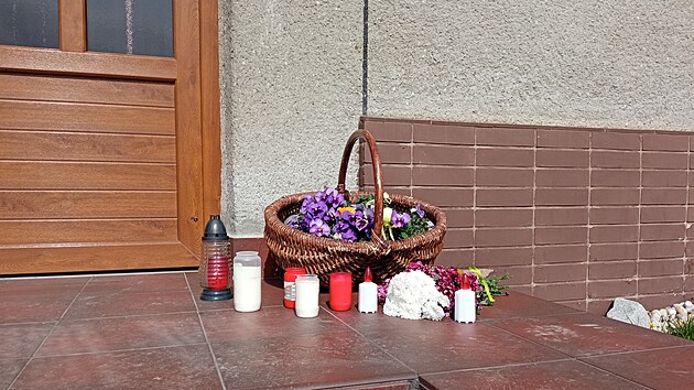 V rodinn�m dom� v osad� Bo�kov v Ol�ovci na P�erovsku se odehr�la rodinn� trag�die. Sn�mek smute�n�ch v�nc� a sv��ek je ze 17. dubna 2023.