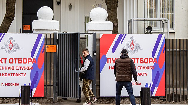 Muži vcházejí do náborového centra pro smluvní službu v Moskvě. (13. dubna 2023)