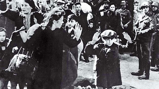 Kvten 1943. Nacisté odsouvají idovské obyvatelstvo z ghetta ve Varav.