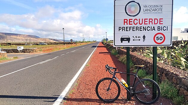 Na cyklisticky nejvce frekventovanch silnicch Lanzarote maj cyklist pednost.