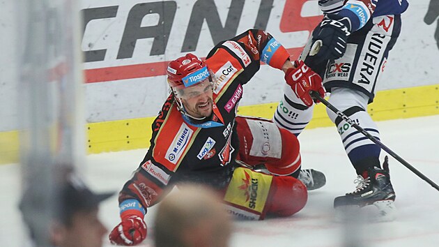 Hradeck� obr�nce J�r�mie Blain osvobodil sv�j t�m v�hozem z p�sma a klesl k ledu.