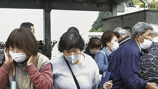 tok na japonskho premira Fumio Kiidu ped jeho veejnm vystoupenm ve mst Wakajama na zpad zem (15. dubna 2023)