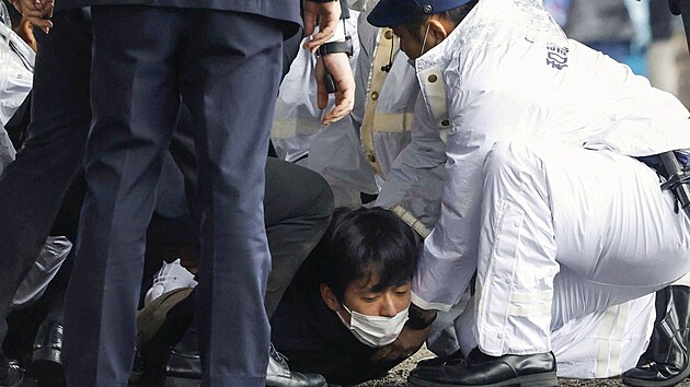 Zadren mu pi toku na japonskho premira Fumio Kiidu ped jeho veejnm vystoupenm ve mst Wakajama na zpad zem (15. dubna 2023)