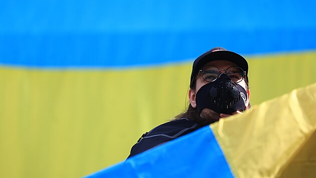 Shromdn na horn sti Vclavskho nmst iniciativy Stojme za Ukrajinou a jej vlajkou. (16. dubna 2023)