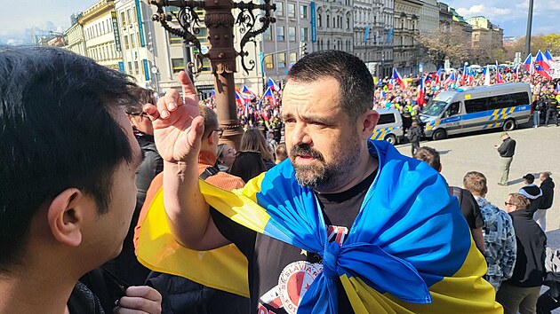 eporyjsk starosta Pavel Novotn za ODS na Vclavskm nmst v Praze, kde probhala demonstrace proti bd . (16. dubna 2023)