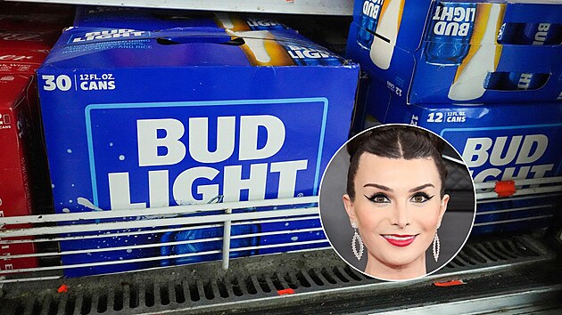 Balen� piva Bud Light v reg�le jedn� z americk�ch prodejen. Spolupr�ce zna�ky s trans influencerem vyvolalo bojkot zna�ky ze strany z�kazn�k�. Na mal�m sn�mku Dylan Mulvaney. (15. dubna 2023)