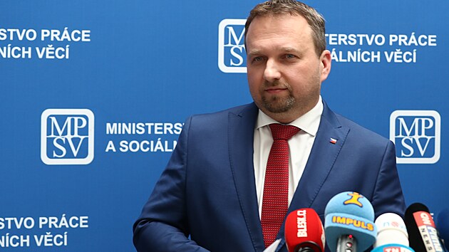 Ministr prce a socilnch vc Marian Jureka (KDU-SL) na tiskov konferenci. (17. dubna 2023)