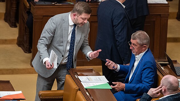 Mimodn schze Snmovny svolan z podntu ANO k situaci esk poty. Na snmku zleva Vt Rakuan a Andrej Babi. (19. dubna 2023)