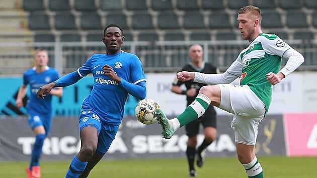 Obr�nce Jablonce Jan Kr�l (vpravo) zpracov�v� m��. Bl�� se k n�mu �to�n�k Slovanu Liberec Victor Olatunji.