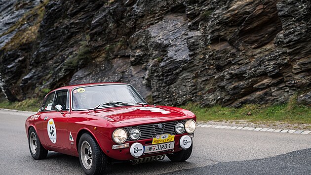 Auto druh posdky v poad (Rakuan Fritz Jirowsky a Gerhard Soukal) - Alfa Romeo 2000 GTV z roku 1971 - projd pod hradem Hardegg na esko-rakousk hranici.