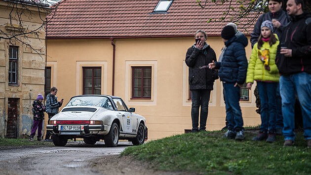 Auto vtz - nmeck posdky Gerd Lambert a Michael Loerke - Porsche 911 SC Targa z roku 1979 - absolvuje test pesnosti u zmku v Jemnici.