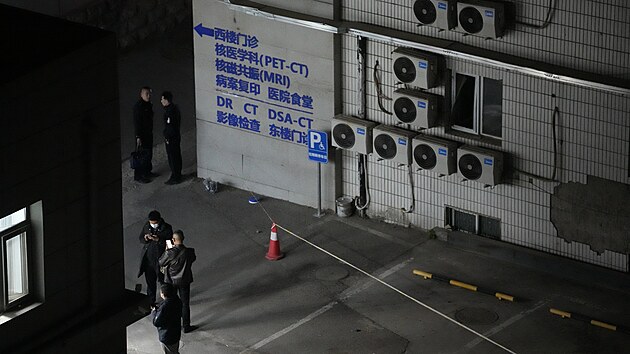 Pi poru v pekingsk nemocnici zemely destky lid, dal museli bt evakuovni. (18. dubna 2023)