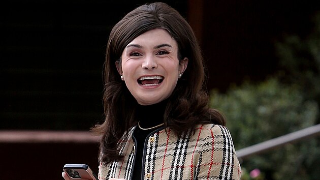 Influencer Dylan Mulvaney ve sv�m obl�ben�m outfitu na cest� na ob�d v Los Angeles. Zna�ka Bud Light p�i�la po placen�m partnerstv� s n�m o �est miliard dolar�. (12. dubna 2023)