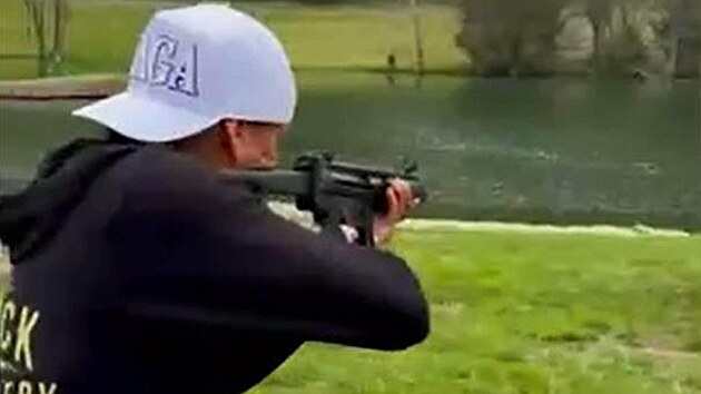 Americk� zp�v�k Kid Rock z�soby piva Bud Light ostentativn� rozst��lel pu�kou. Video sd�lel na soci�ln�ch s�t�ch. (6. dubna 2023)