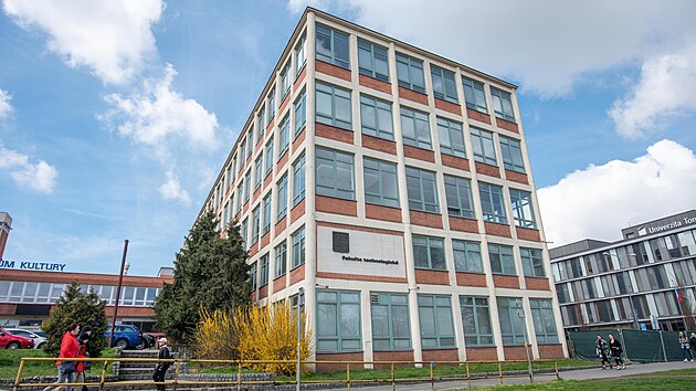 Budova Fakulty technologické s označením U1 pochází z roku 1932 a sloužila jako administrativní sídlo firmy Baťa do doby, než byl postavený mrakodrap. Zbouraná by měla být do konce letošního léta. (duben 2023)