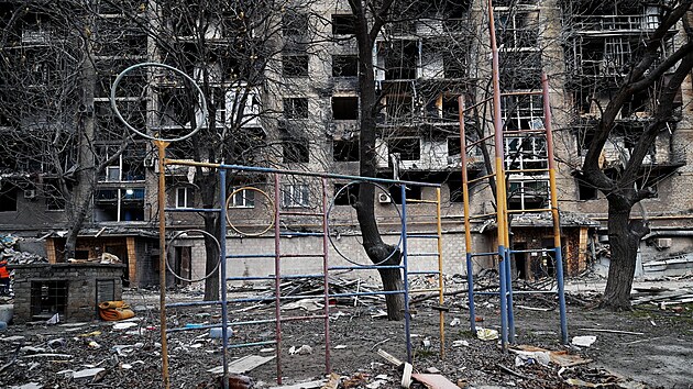 Většina budov  v Rusy okupovaném Mariupolu je silně poničená. (3. dubna 2023)
