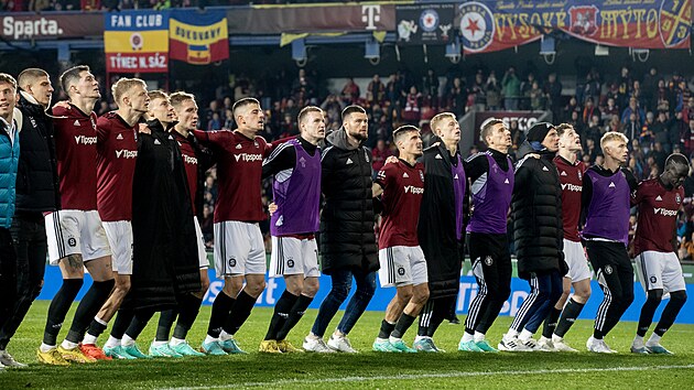 Dkovaka sparanskch fotbalist s fanouky po domc remze 3:3 v derby proti Slavii.