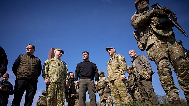 Ukrajinsk prezident Volodymyr Zelenskyj navtvil pohraninky chrnc hranice s Bloruskem. (19. dubna 2023)