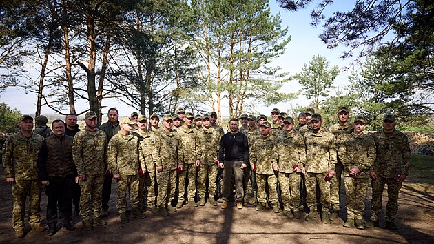 Ukrajinsk prezident Volodymyr Zelenskyj navtvil pohraninky chrnc hranice s Bloruskem. (19. dubna 2023)